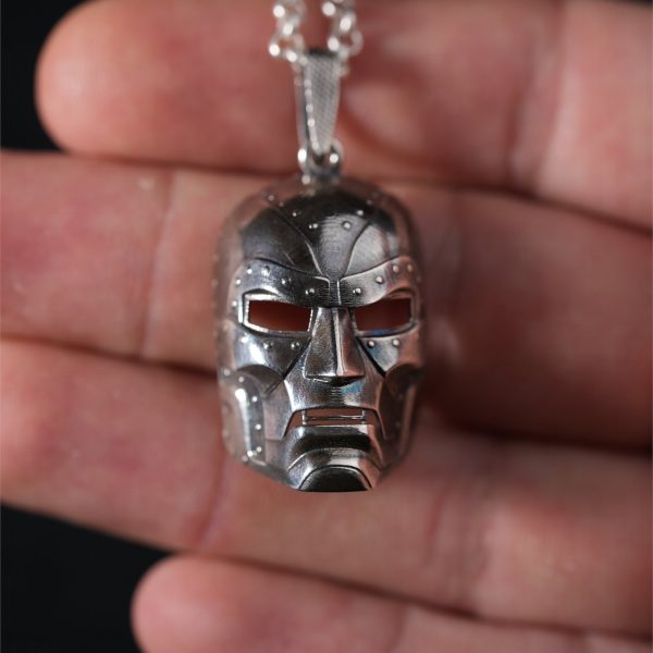 Doctor Doom Maske Gümüş Kolye