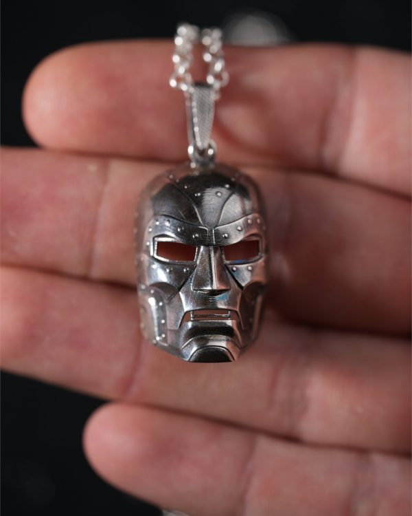 Doctor Doom Maske Gümüş Kolye