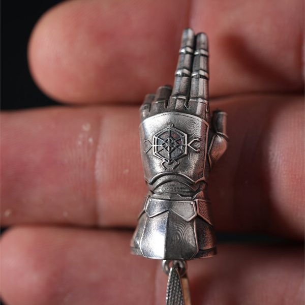 Doctor Doom Eldiven Gümüş Kolye